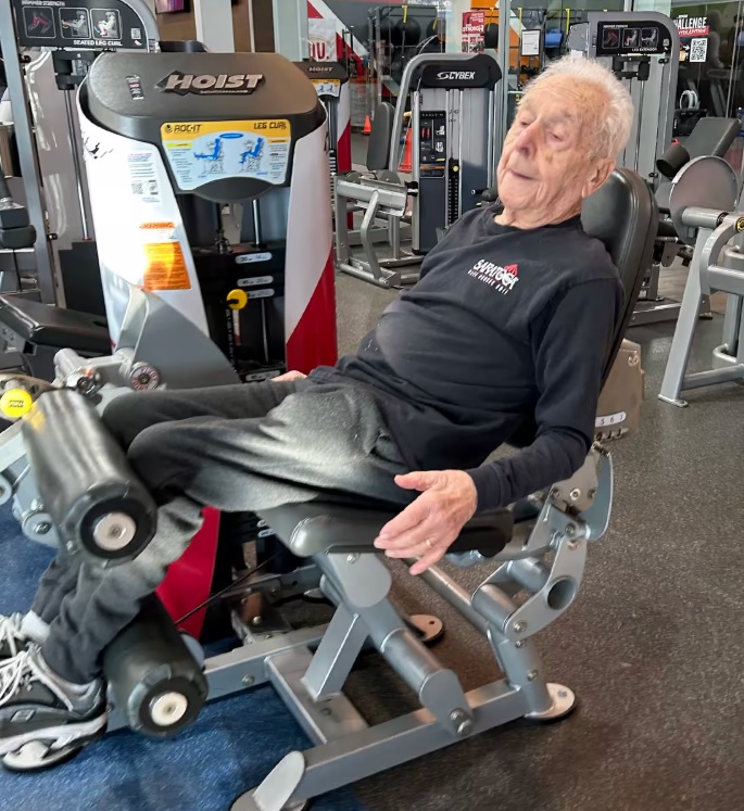 Секреты молодости от 100-летнего мужчины, который до сих пор ходит в зал и водит машину