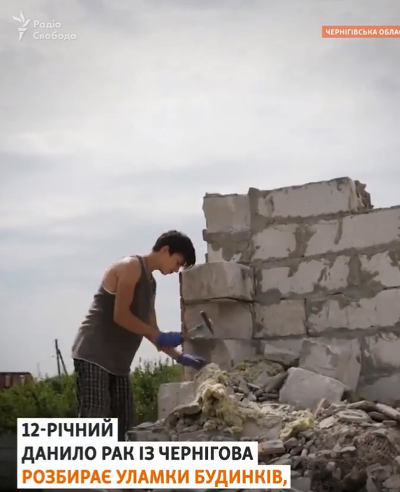 &quot;Втратив дитинство&quot;: 12-річний хлопчик розбирає завали свого будинку, який знищили війська РФ