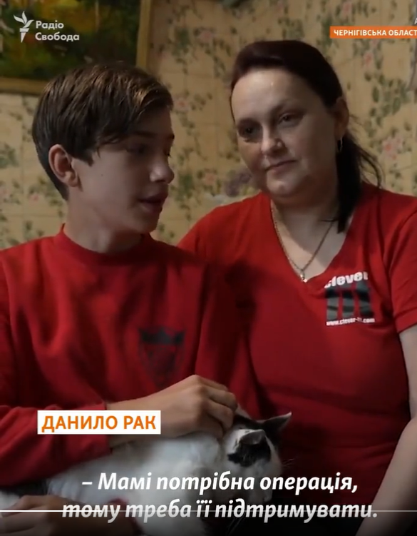 &quot;Втратив дитинство&quot;: 12-річний хлопчик розбирає завали свого будинку, який знищили війська РФ