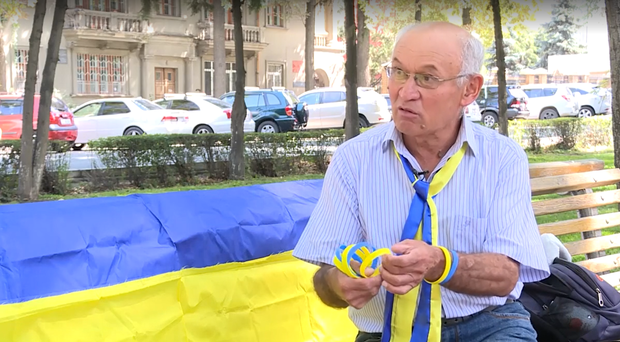 У Киргизстані пенсіонер продає браслети в кольорах прапора України, щоб допомогти ЗСУ (відео)