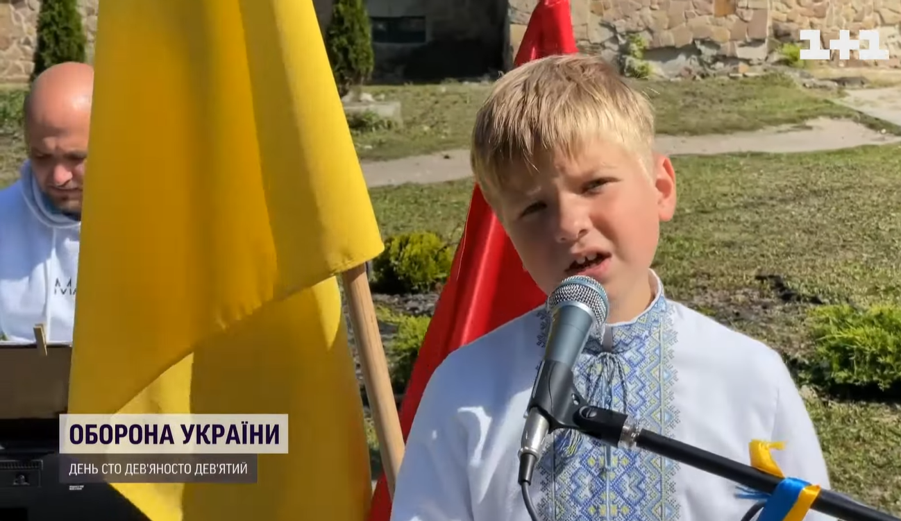8-летний украинец пением менее чем за месяц собрал полмиллиона гривен для ВСУ