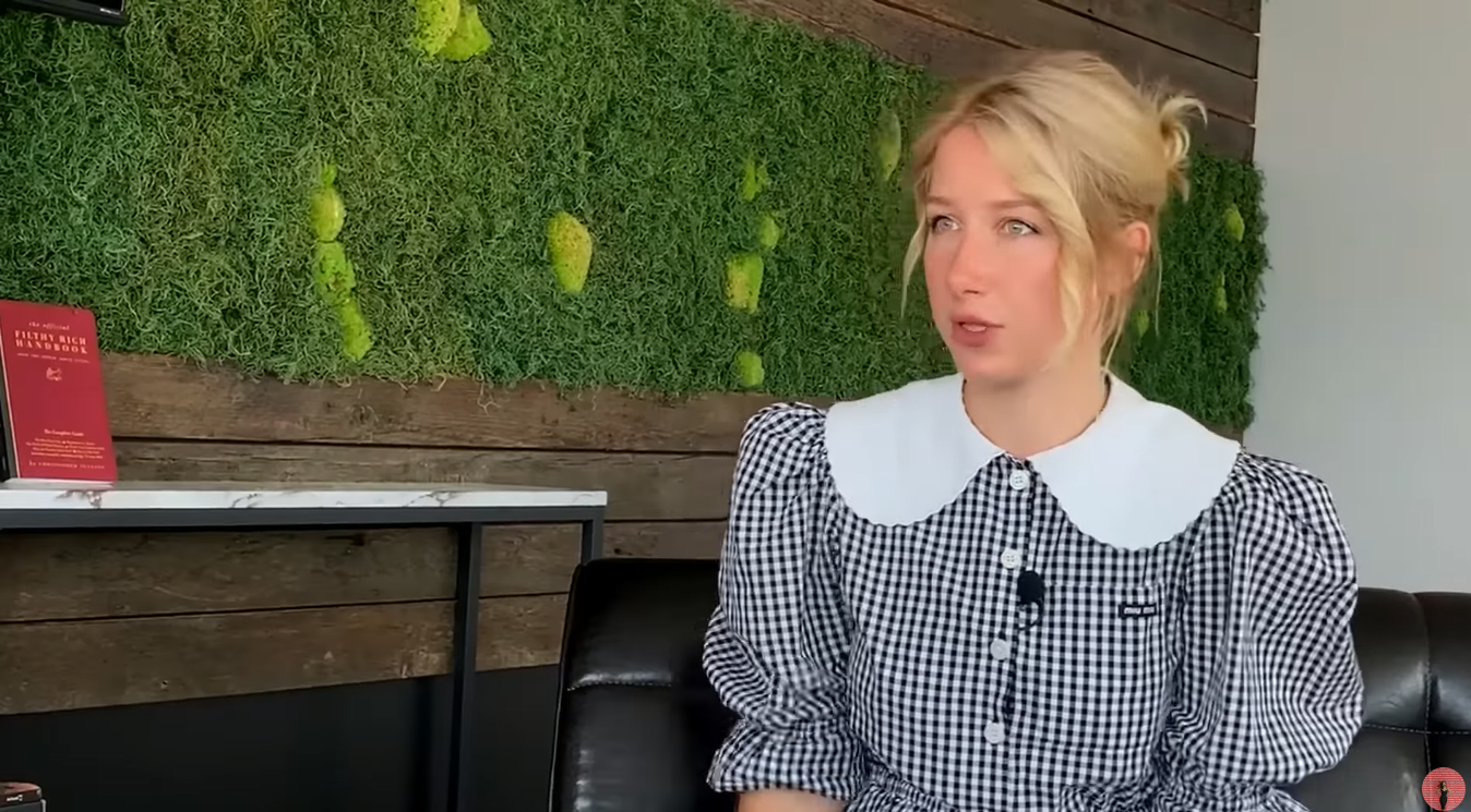 &quot;Я боялася повертатися додому&quot;: донька Єгорової зі сльозами на очах розповіла, як мама била її в дитинстві