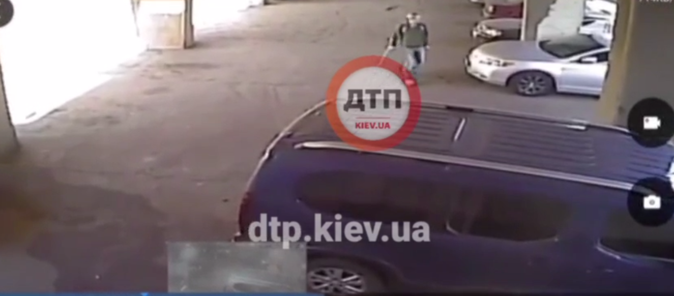 В Киеве обнаружили необычного вора боковых зеркал с авто: видео с преступником