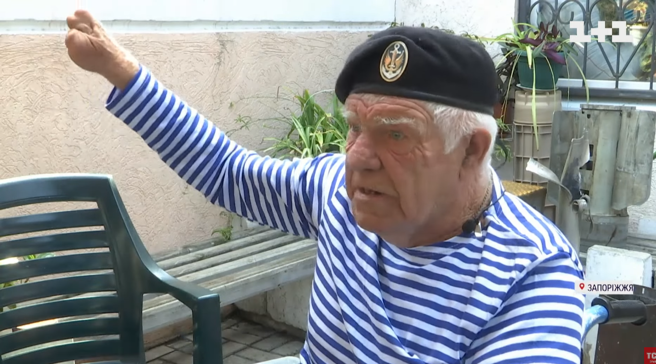 В Херсоне дедушка на глазах у оккупантов включал украинские песни и насобирал для ВСУ полмиллиона