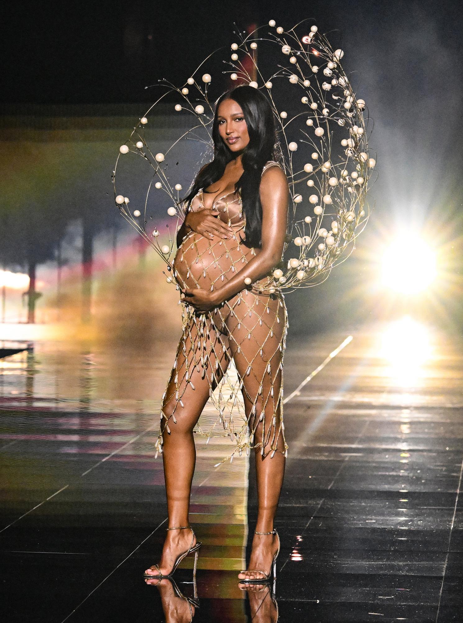 Найефектніші виходи на Victoria’s Secret Show 2025: вагітна Жасмін Тукс і легендарні &quot;ангели&quot; (фото)