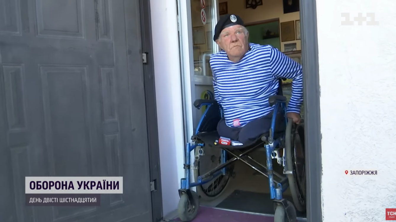 В Херсоне дедушка на глазах у оккупантов включал украинские песни и насобирал для ВСУ полмиллиона