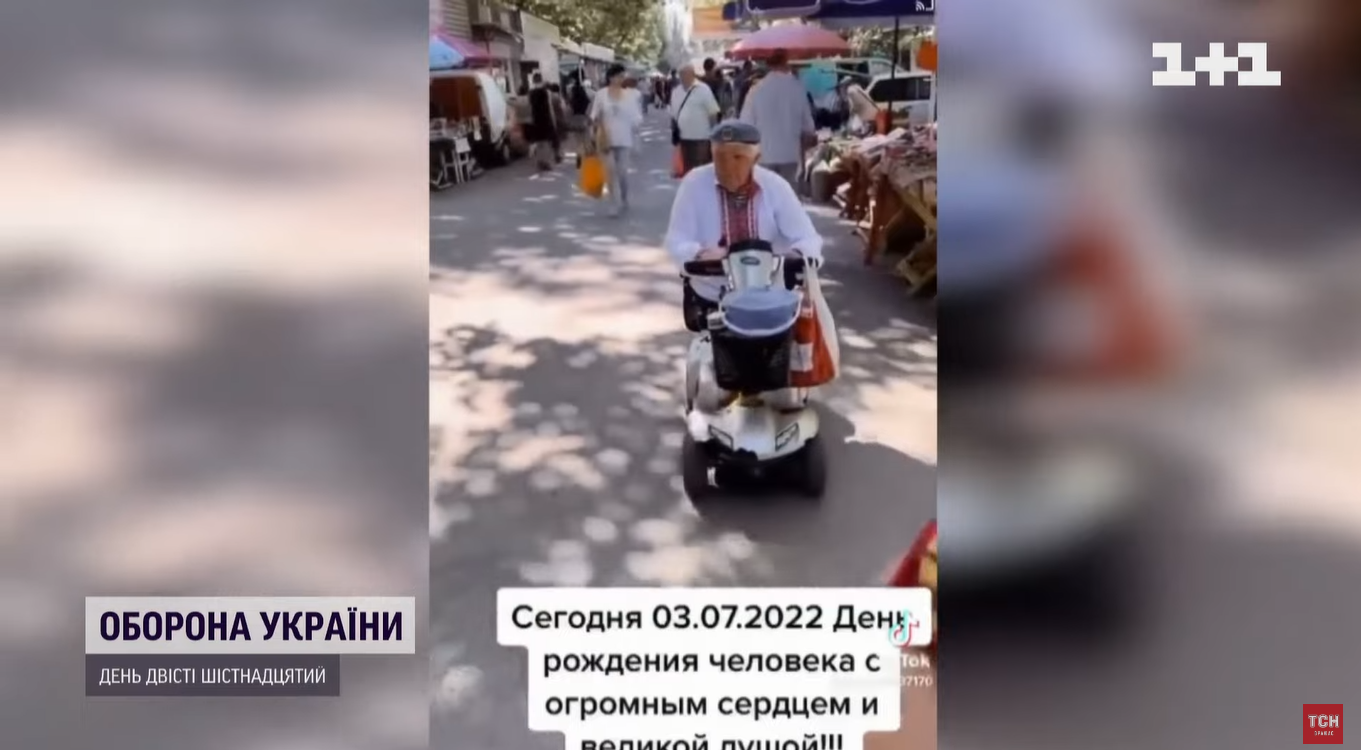 В Херсоне дедушка на глазах у оккупантов включал украинские песни и насобирал для ВСУ полмиллиона