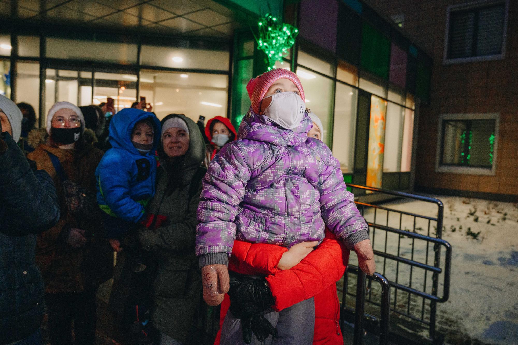 В небе над Киевом пролетели новогодние санки: реакция детей и взрослых на сказку (фото)