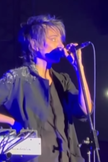 &quot;Молюсь, чтобы моя страна прекратила войну&quot;: Земфира осудила Россию на концерте