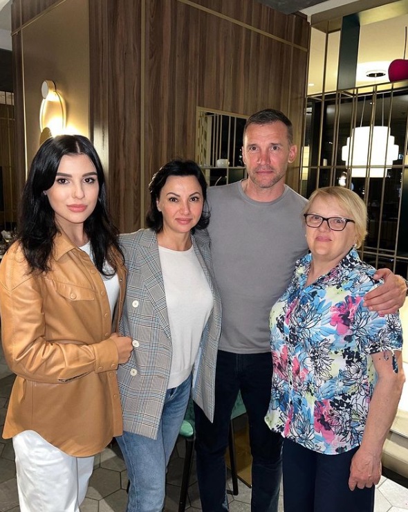 Маму і сестру Андрія Шевченка не впустили до Британії: що сталося