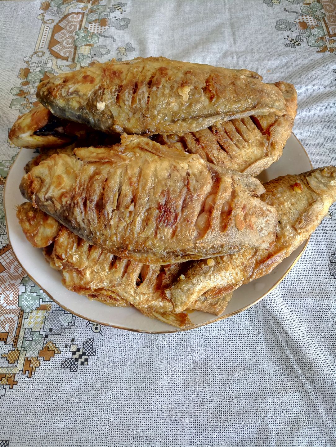 Смажений карась без кісточок: простий спосіб приготування на відео