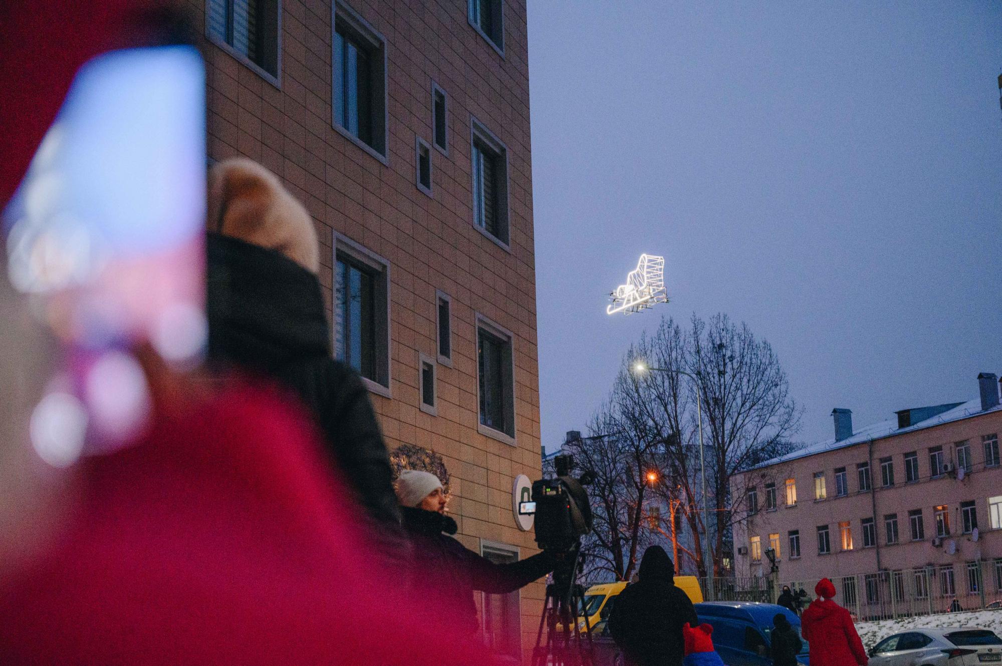 В небе над Киевом пролетели новогодние санки: реакция детей и взрослых на сказку (фото)