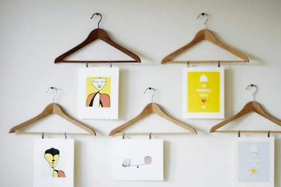 Не викидайте старі вішалки: 5 цікавих ідей використовувати їх повторно