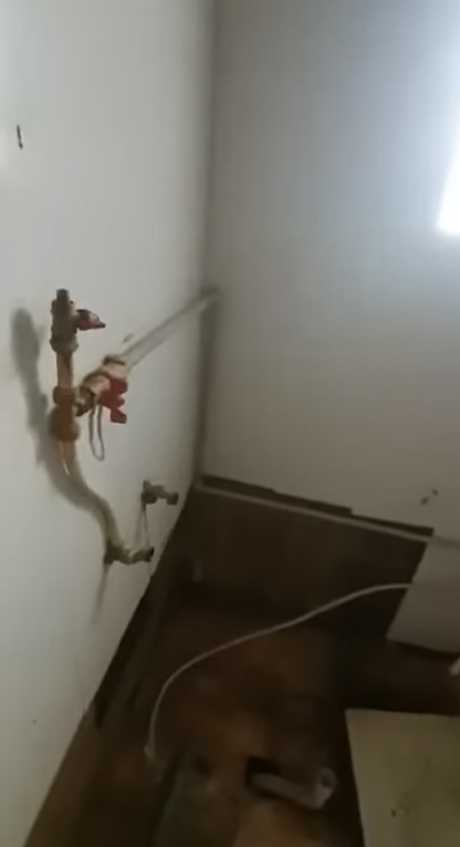 На Волині представники УПЦ МП, з'їжджаючи з парафіяльного будинку, забрали навіть унітаз (відео)