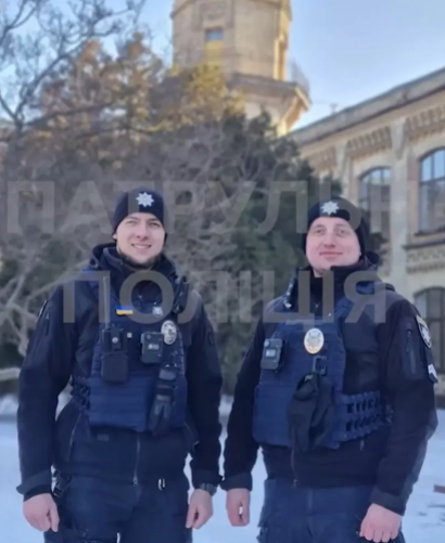 Гасили вогонь своїми силами: у Києві поліцейські врятували трьох дітей з пожежі