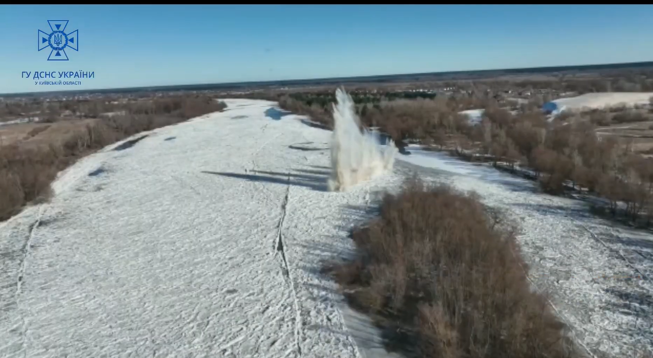 Українські рятувальники показали, як борються із &quot;крижаними заторами&quot;: вражаюче відео