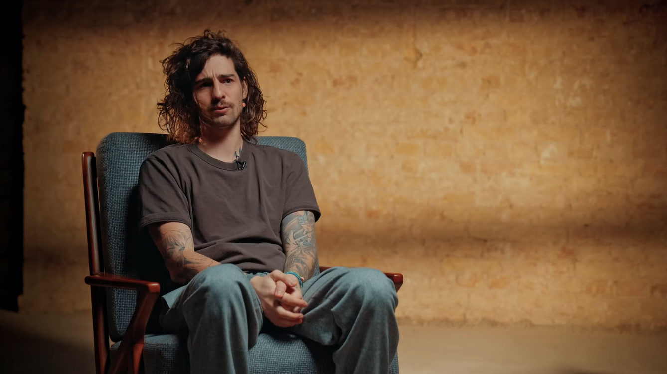 Дантес объяснил, как мужчины-артисты выезжают за границу во время войны: что они делают