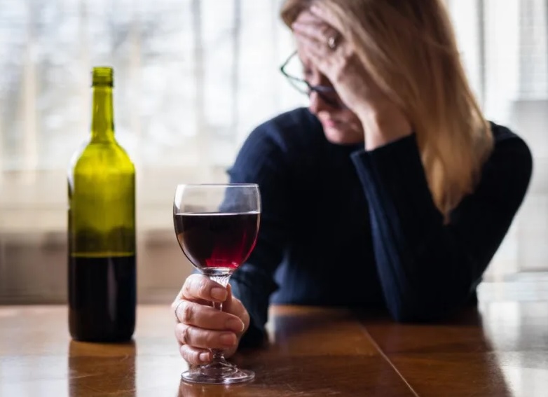 Вам нужно срочно прекратить вино, если вы обнаружили у себя эти 5 признаков