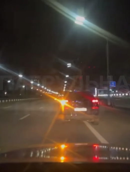 В Киеве пьяная водитель на поврежденном авто убегала от патрульных: видео ночной &quot;гонки&quot;