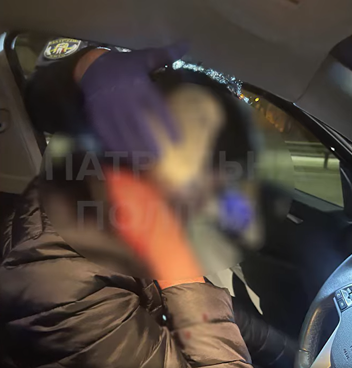 В Киеве пьяная водитель на поврежденном авто убегала от патрульных: видео ночной "гонки"