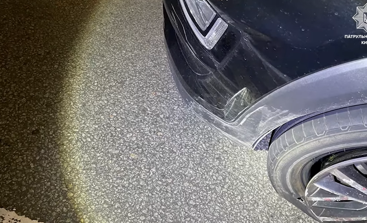 В Киеве пьяная водитель на поврежденном авто убегала от патрульных: видео ночной "гонки"