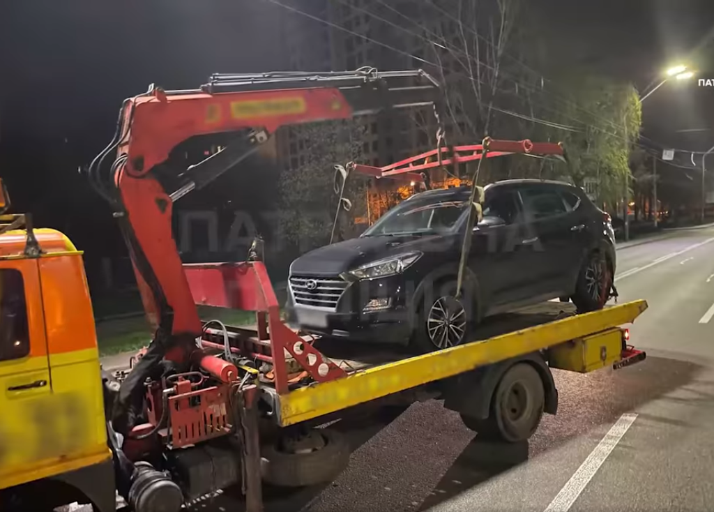 В Киеве пьяная водитель на поврежденном авто убегала от патрульных: видео ночной &quot;гонки&quot;