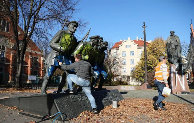 В Польше неизвестные раскрасили памятник в "украинские" цвета и оставили записку (фото)