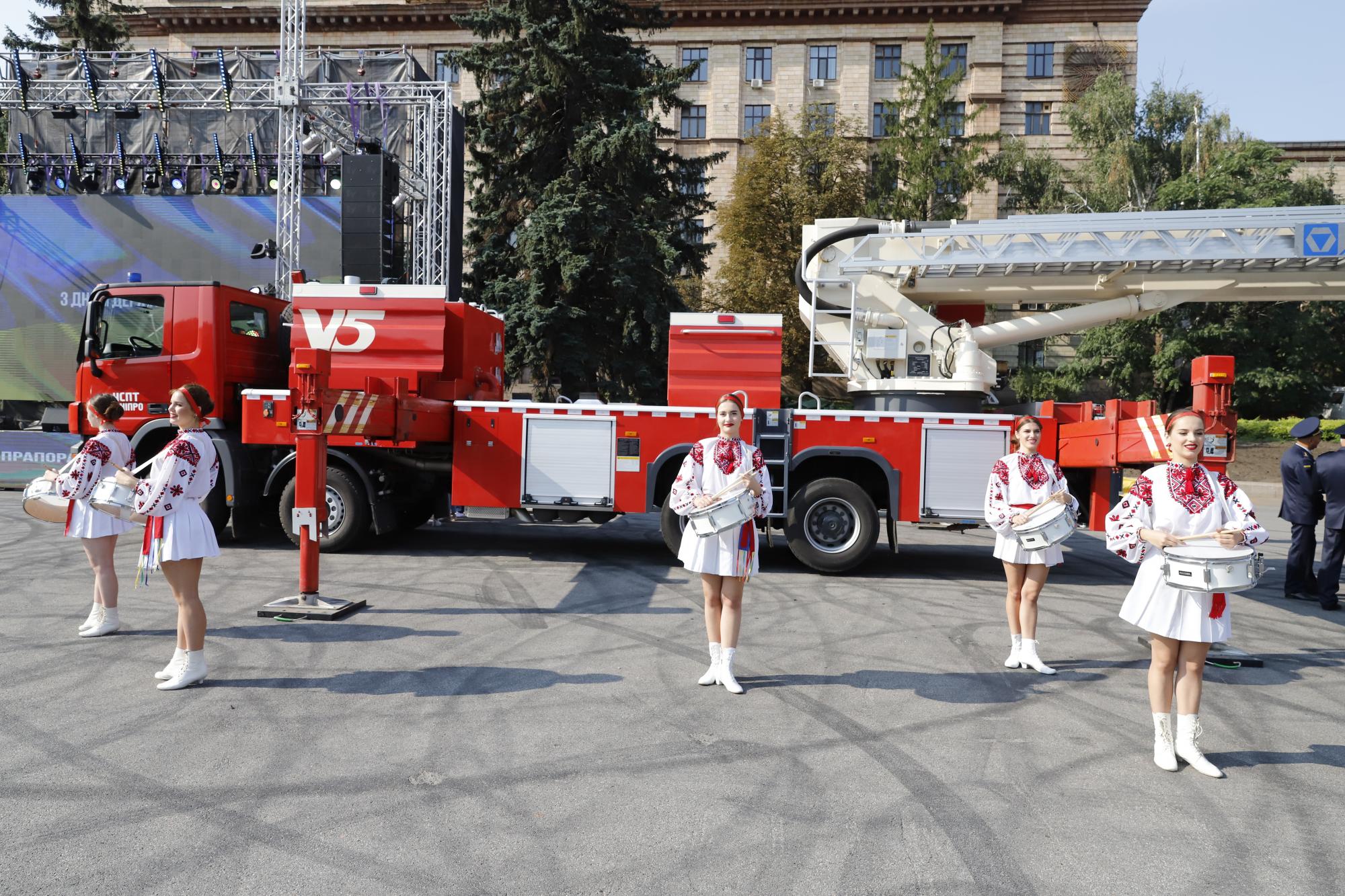 У центрі Дніпра підняли один із найбільших державних прапорів