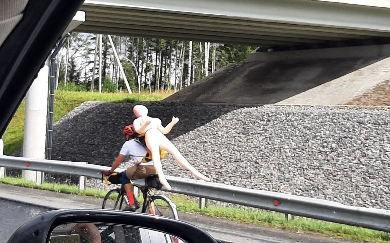 В России провели &quot;скрепный&quot; заплыв на резиновых женщинах: видео и фото традиционных забав