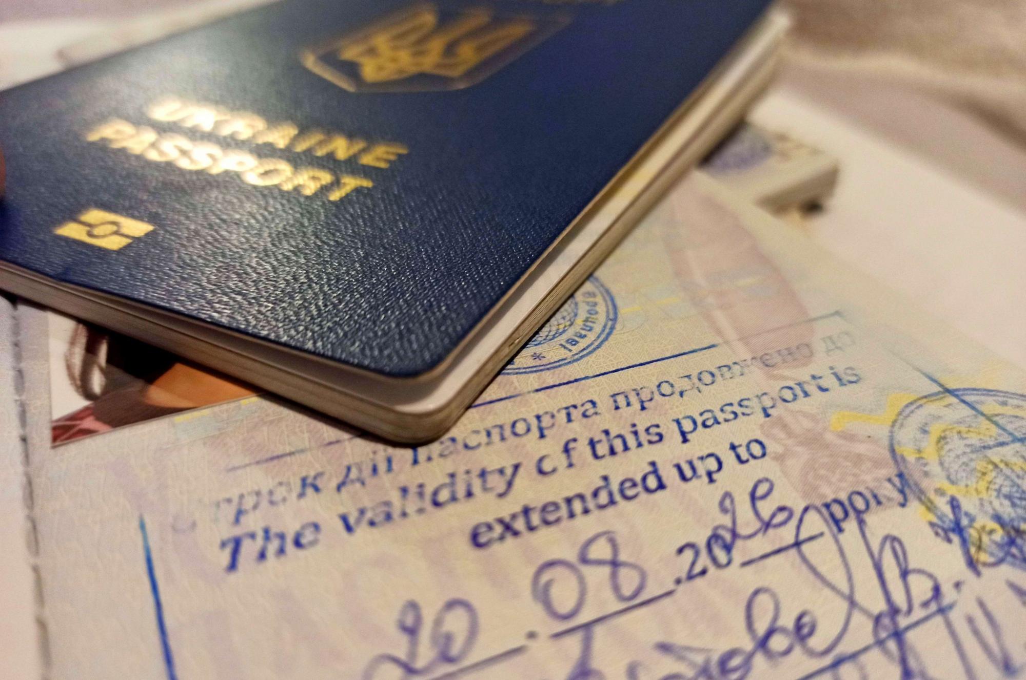 Почему украинцам за границей не рекомендуют продлевать паспорт: объяснение