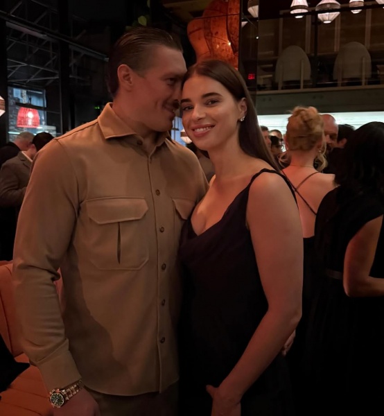 Boxing champ Usyk debuts in cinema — Fans cheer as he poses with The Rock