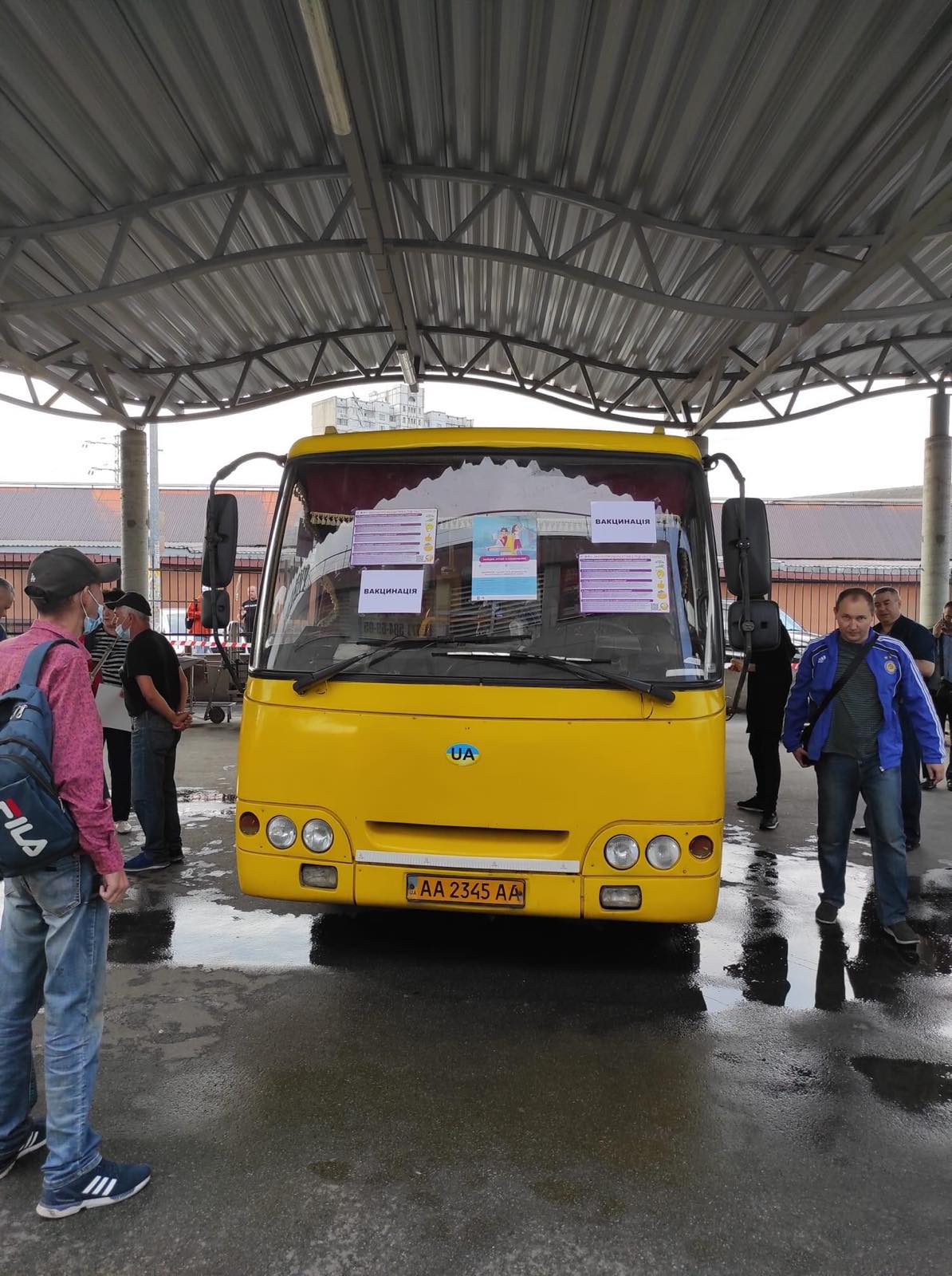 В Киеве начали вацинировать от COVID прямо в маршрутках - стареньких желтых "Богданах" (фото)