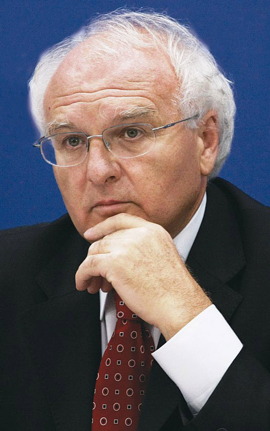 Вакарчук показался с мамой и рассекретил, какой была просьба его покойного отца: &quot;Постоянно говорил мне&quot;