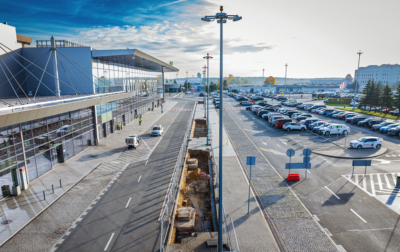 Де залишити автомобіль в аеропортах Польщі: ціни на паркування