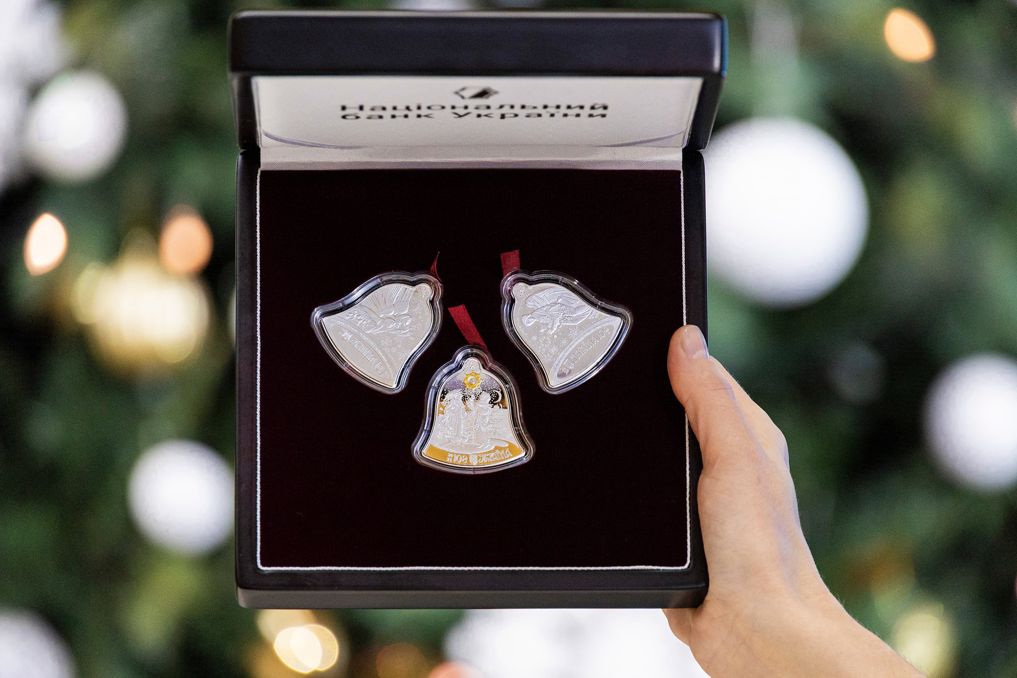 Дивіться, як виглядають українські різдвяні монети різних років: фото