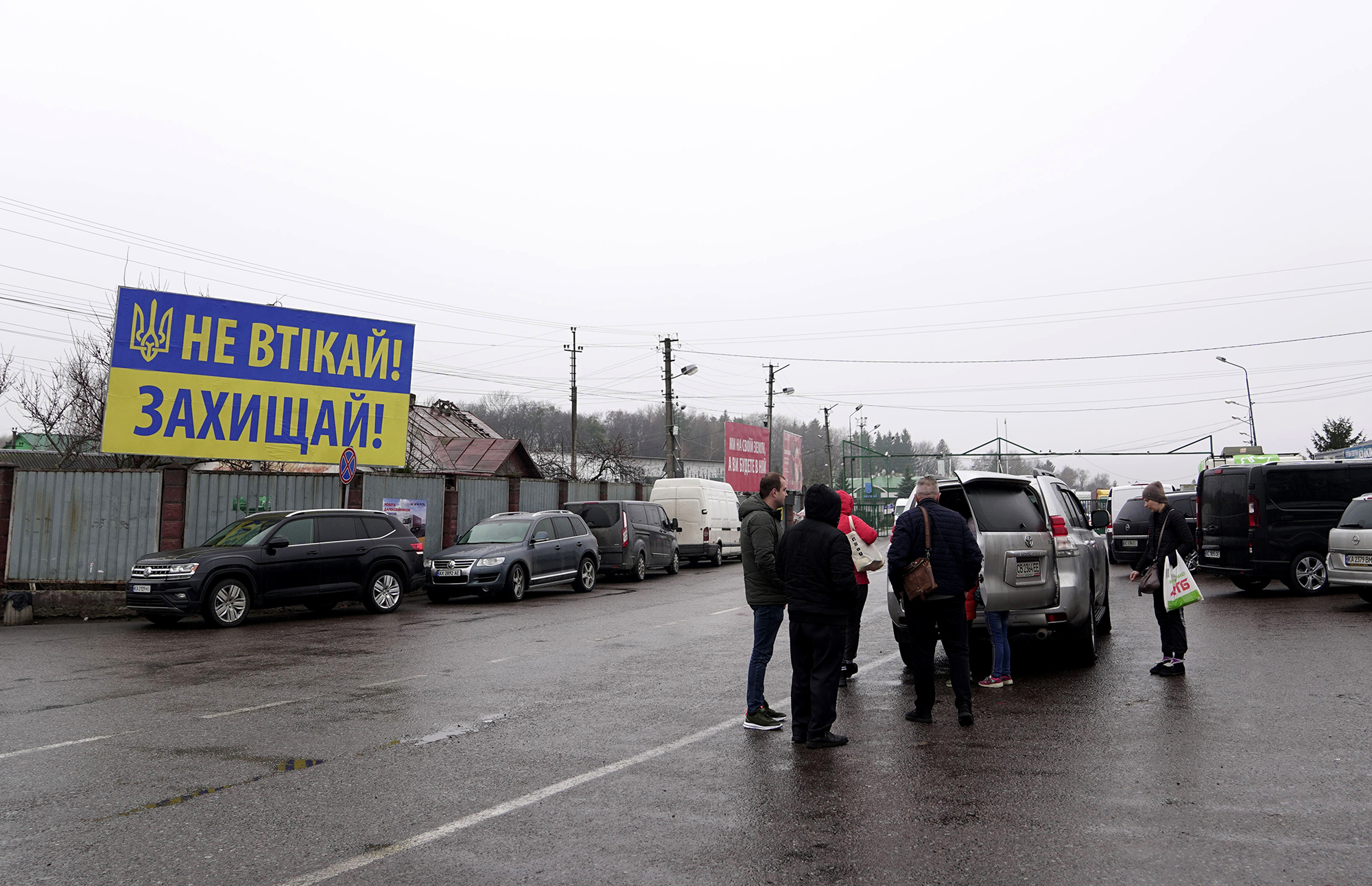 Как могут наказать мужчин, которые не возвращаются вовремя из-за границы: объяснение