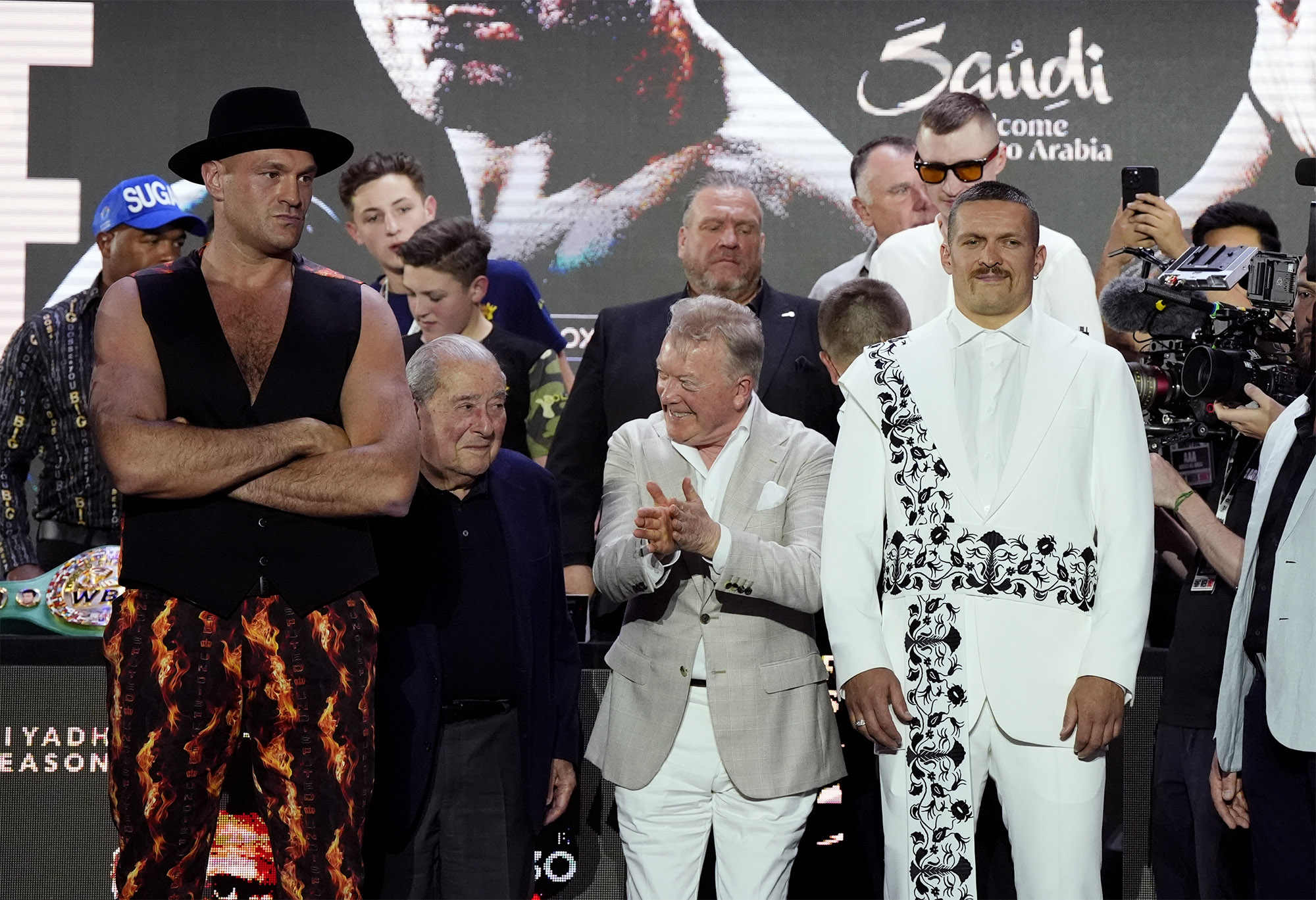 Усик получил подарок от дочери героя УПА и не сдержал эмоций (видео)