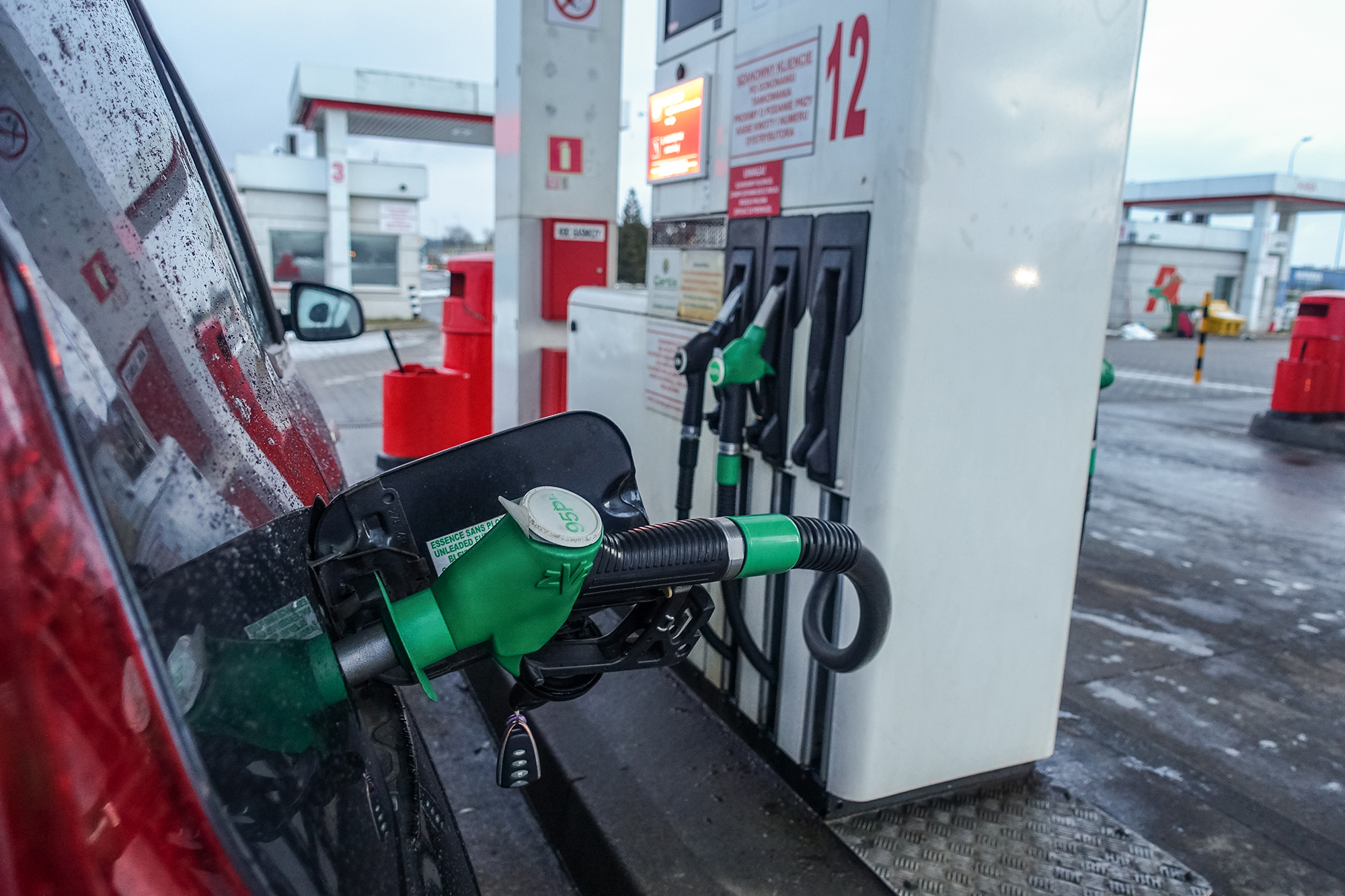 Як злити бензин з бака свого авто: три дієвих поради