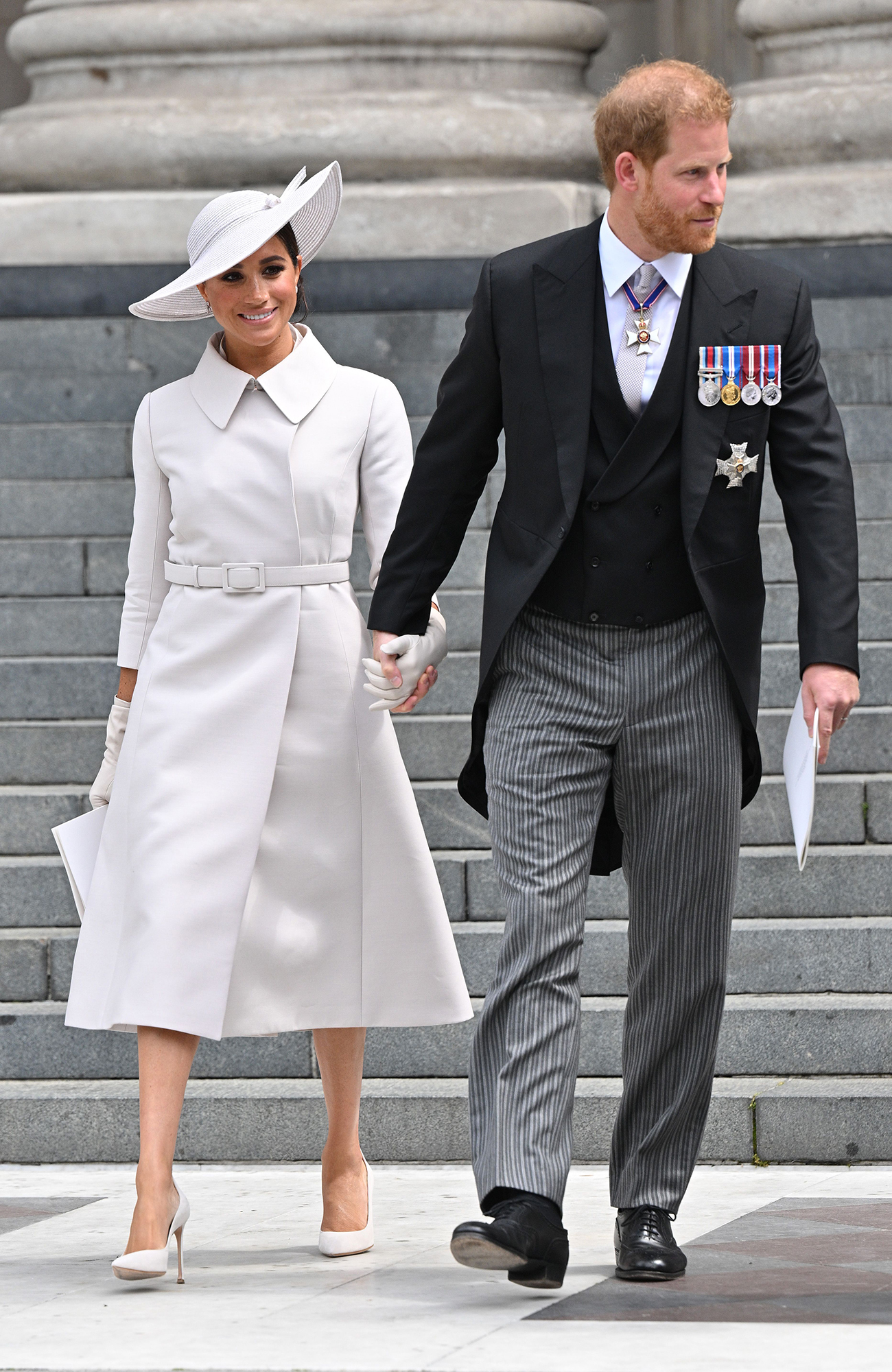 Принц Гаррі і Меган Маркл вперше за два роки вийшли в світ разом з королівською сім'єю (фото)