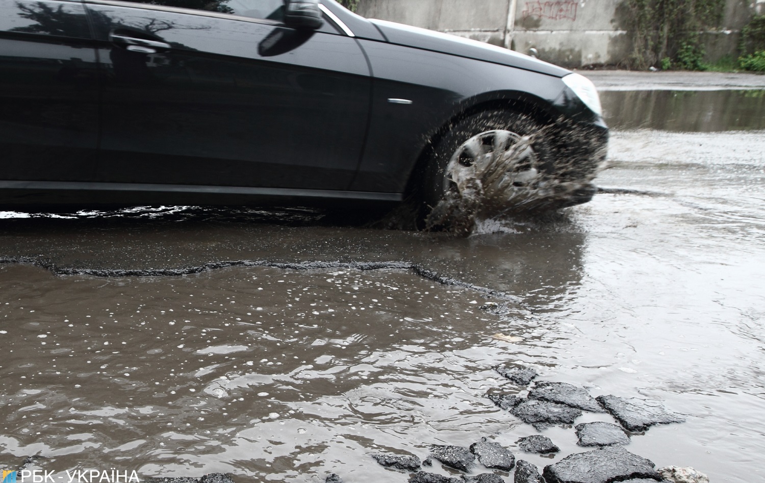 Как правильно ехать на машине по неровной дороге: несколько важных советов