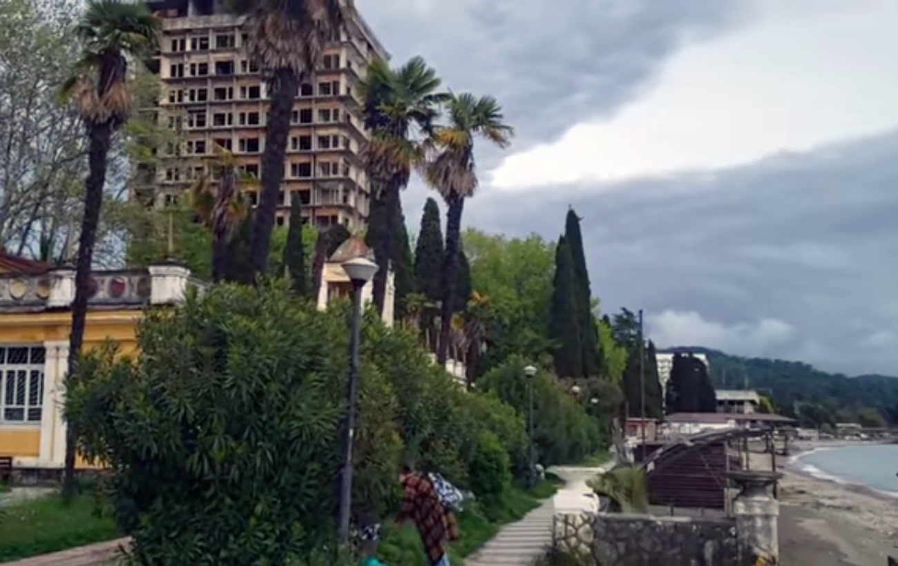 &quot;Час зупинився у 80-х&quot;. У що Росія перетворила курорти окупованої Абхазії