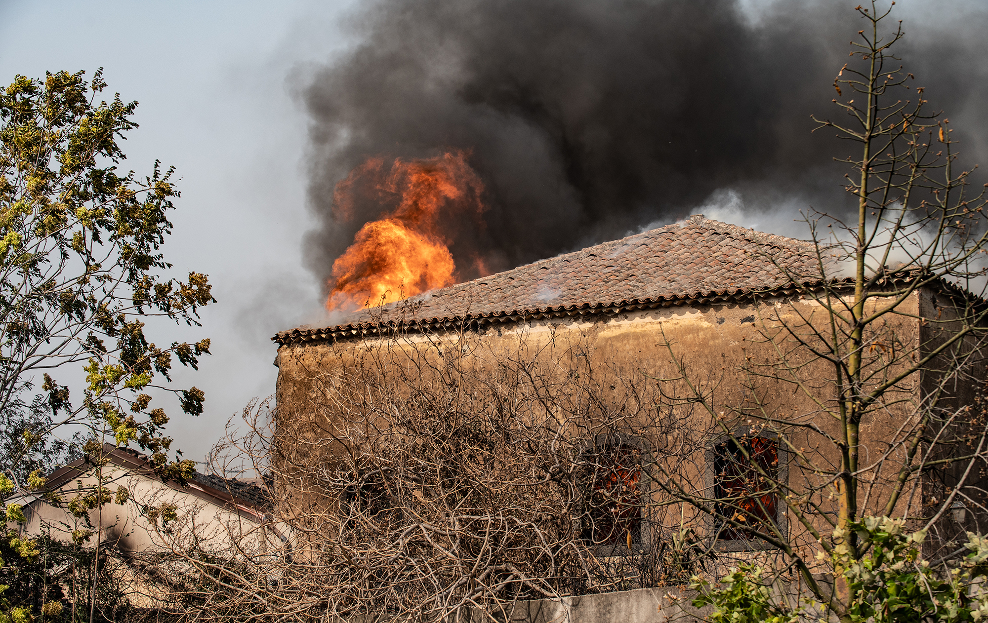 Закриття аеропортів та евакуація туристів. Через спеку Італію охоплюють масштабні пожежі
