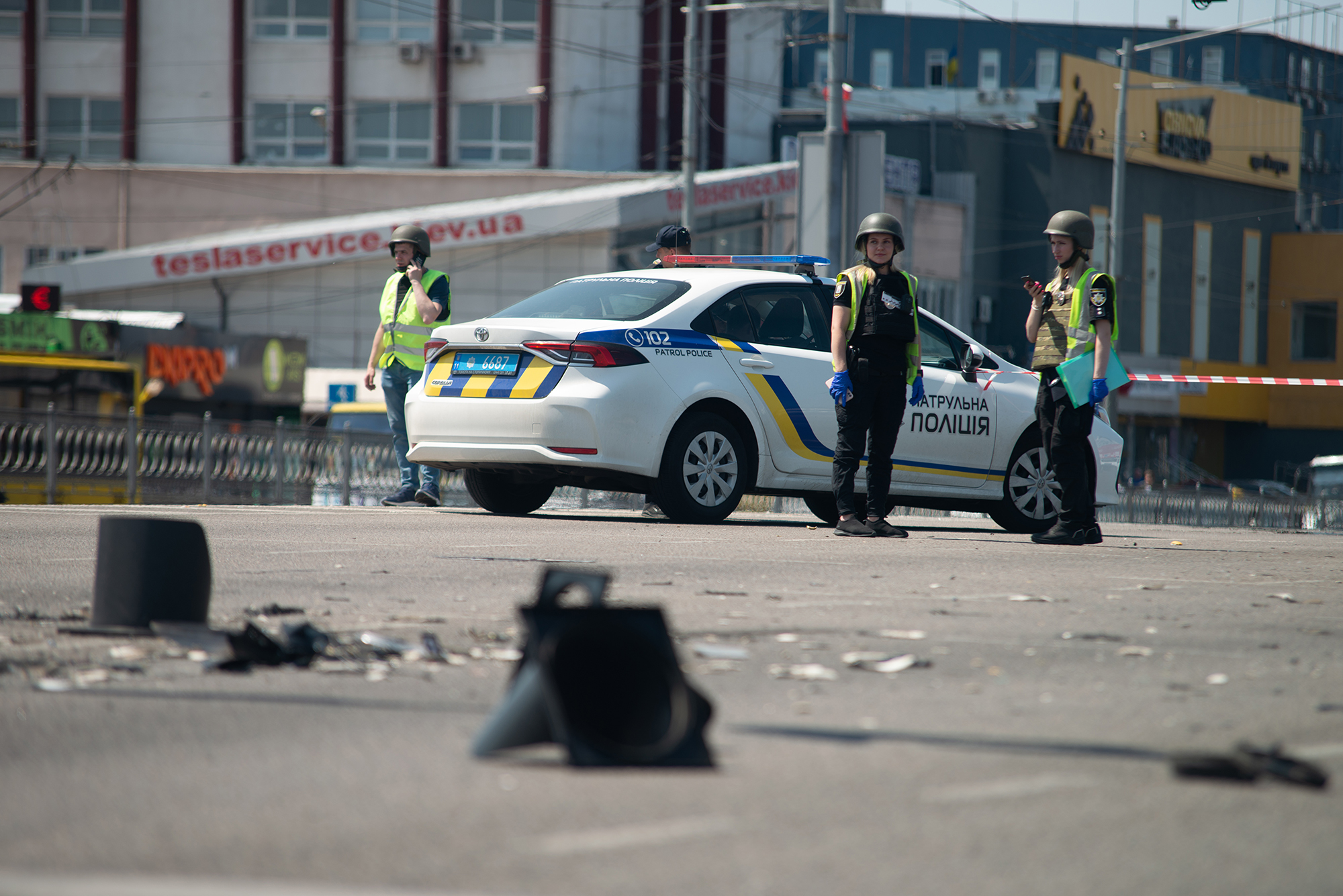 Сбитая ракета чуть не попала в маршрутку в Киеве: видео опасного момента