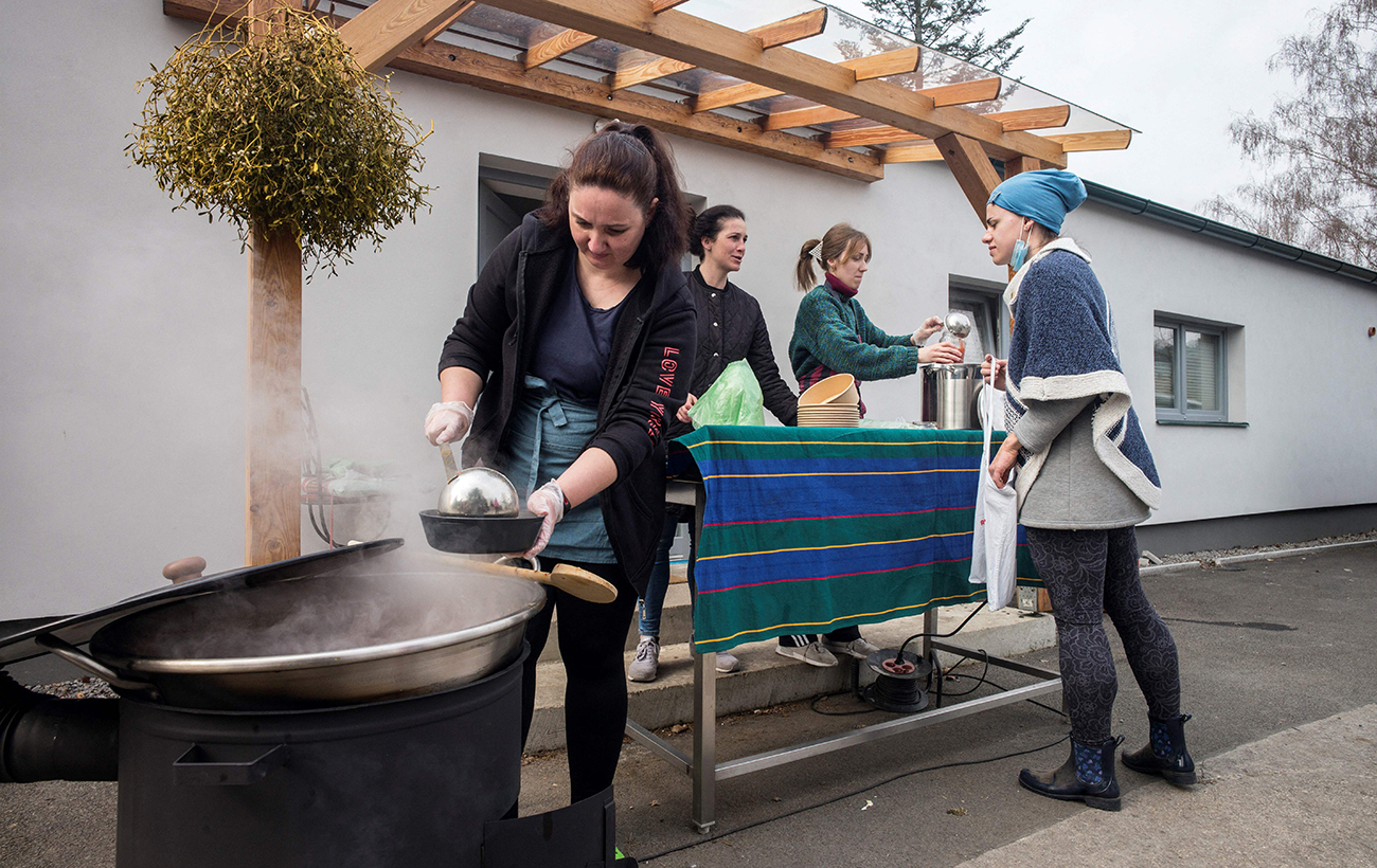 Части беженцев в стране ЕС хотят повысить выплаты: детали