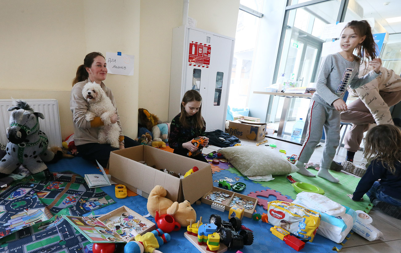 Червоний Хрест платитиме українцям, які прихистили переселенців: скільки саме