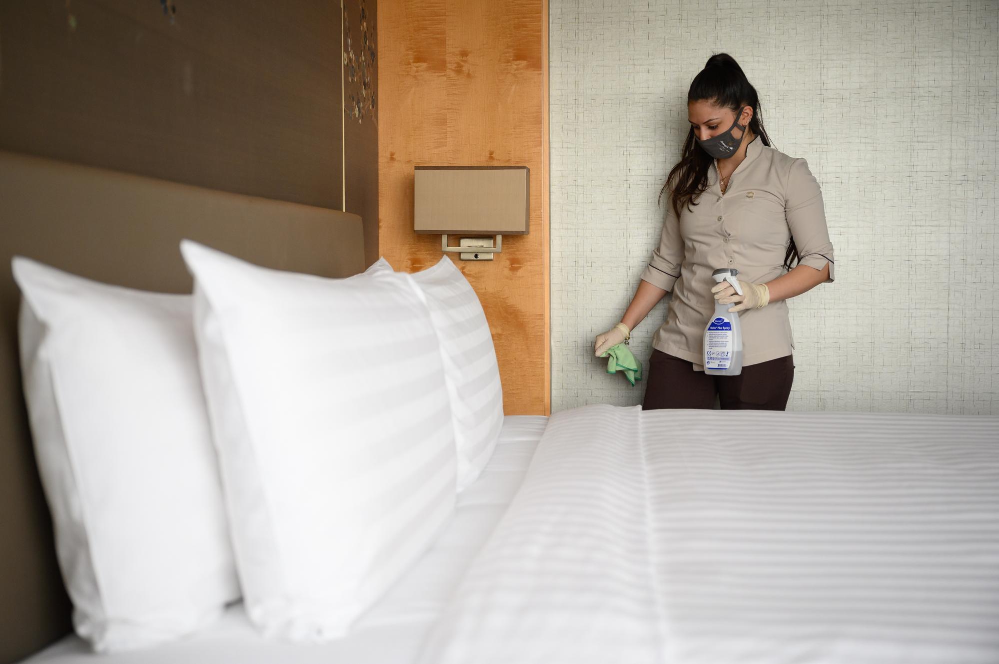 Работа с туристами. Какие вакансии и зарплаты предлагают украинцам в Греции