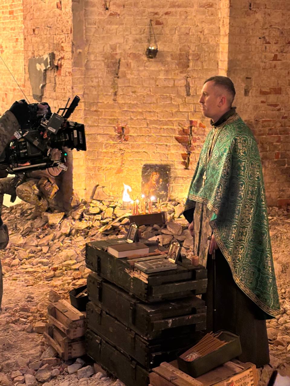 Молитва серед руїн храму: українські військові випустили кліп, який розриває душу (відео)