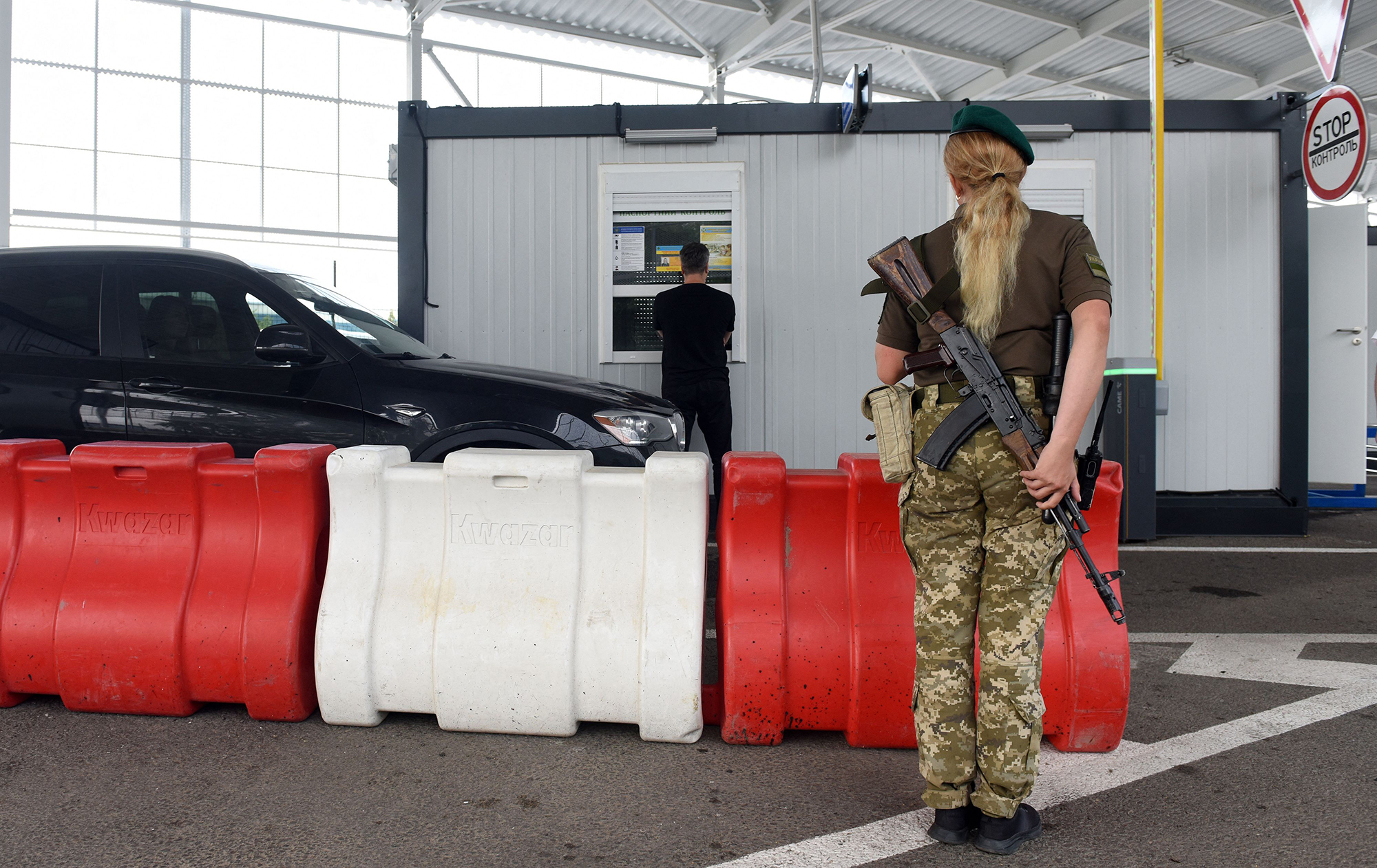 Втік за кордон по броні. Чи можуть насправді звільнити за виїзд із України