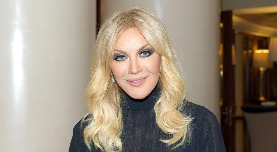 Розкішні авто, земля та права на пісні: в Україні конфіскували майно путіністки Повалій