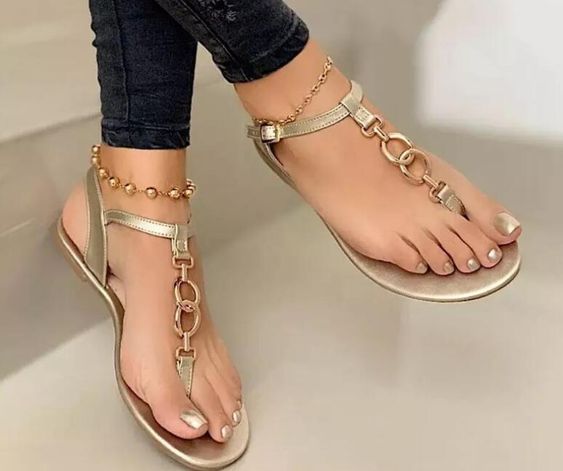 Такую обувь больше никто не носит. Смотрите, какие модели возглавили антитренды лета 2023 (фото)